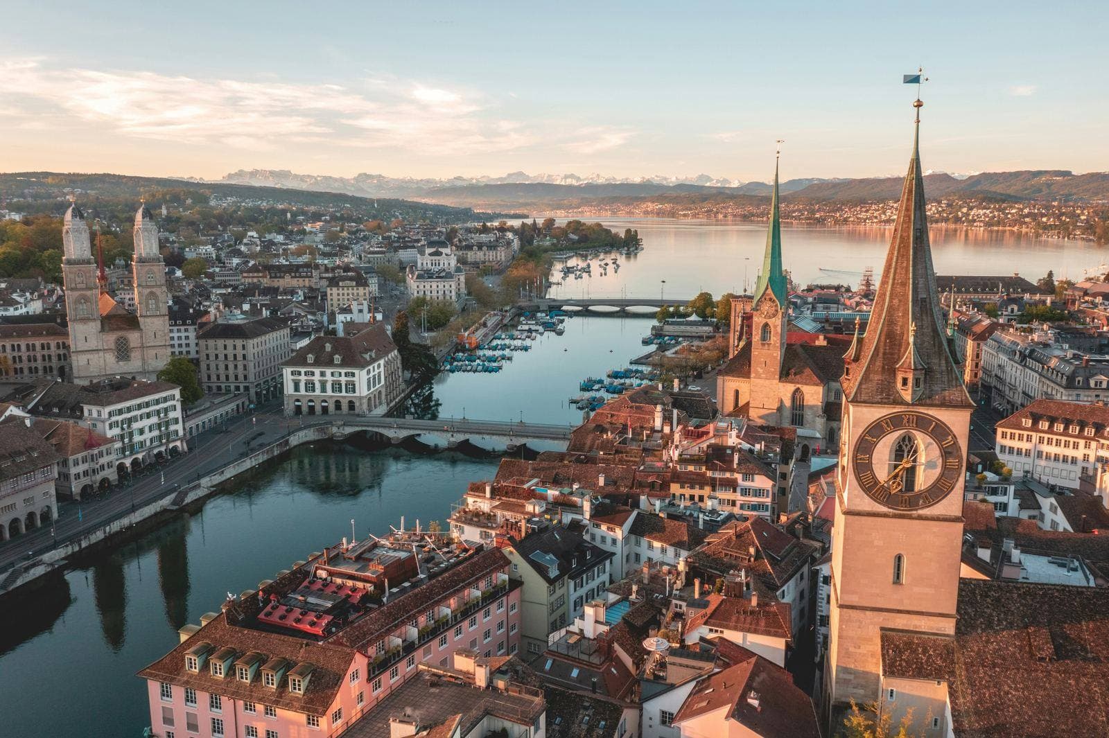 Zürich Altstadt und Limmat – Luftaufnahme bei Sonnenaufgang