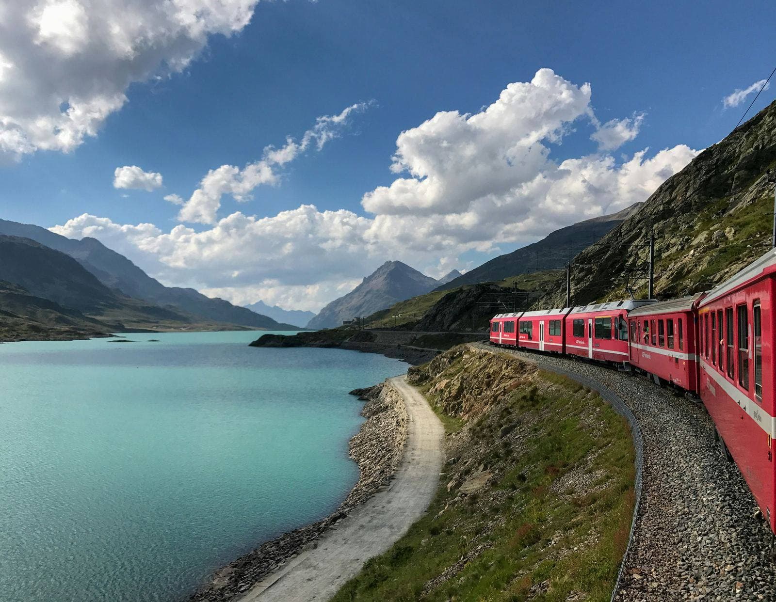 Bernina Express am türkisblauen Lago Bianco, Graubünden