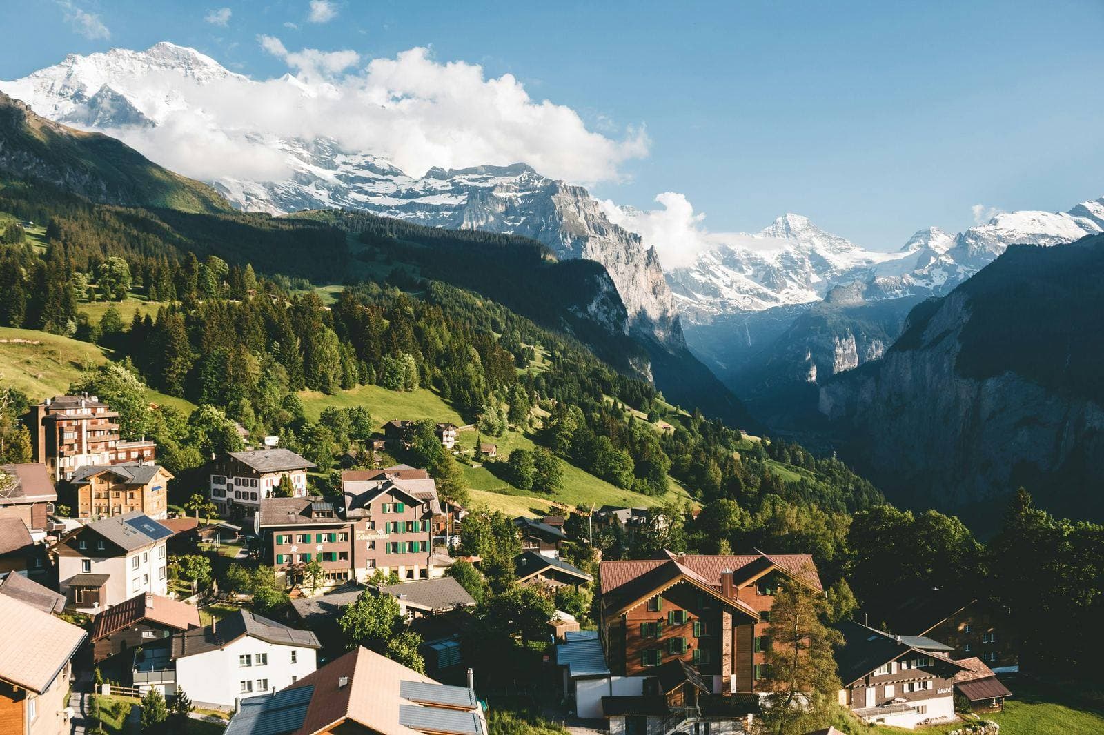 Bergdorf Wengen vor Jungfrau-Massiv