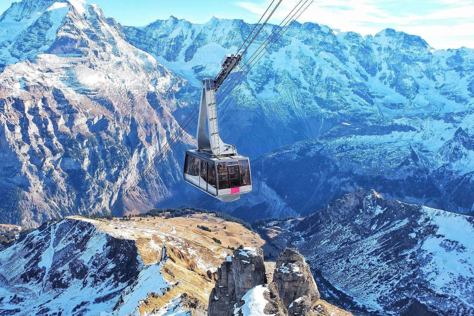 Schilthorn-Luftseilbahn über verschneiten Gipfeln